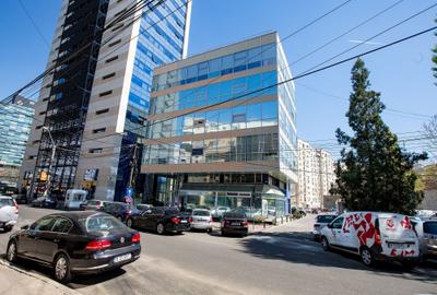 Spațiu comercial, de 1,840 mp, în P-ța Victoriei - 2