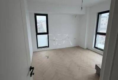 Apartament cu 3 camere semidecomandat în Central - 2
