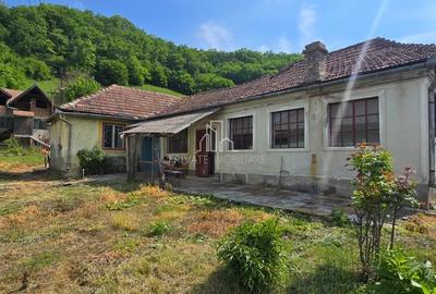 Casă individuală cu 5 camere cu Canalizare în Est