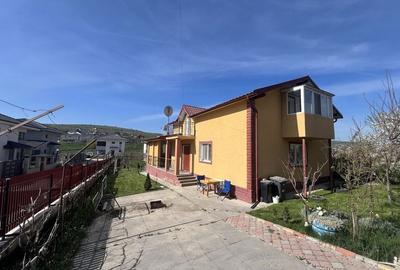 Casă cu 4 camere în Câmpenești