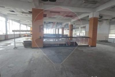 Spațiu comercial, de 759 mp, în Sud - 16