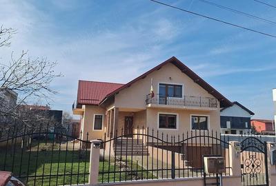 Casă cu 3 camere cu Teren 950 Mp în Central