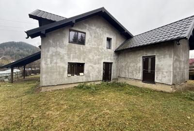 Casă cu 4 camere cu Canalizare în Sucevița - 2