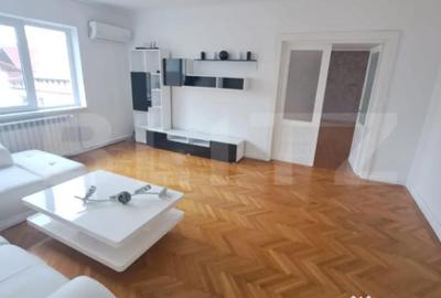 Apartament cu 3 camere semidecomandat, mobilat în Central