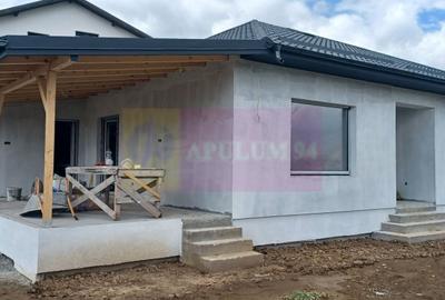 Casă individuală cu 3 camere cu Canalizare în Săbăreni - 2