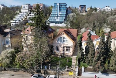 Casă individuală cu 11 camere cu Canalizare în Central - 2