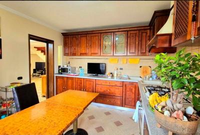 Cauți o casă mare sau spațiu pentru business? Aici le ai pe ambele! - 3