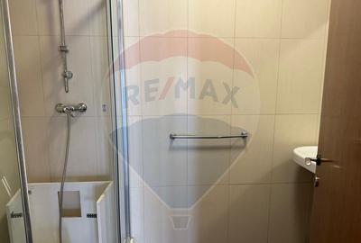 Apartament cu 3 camere semidecomandat în Băneasa