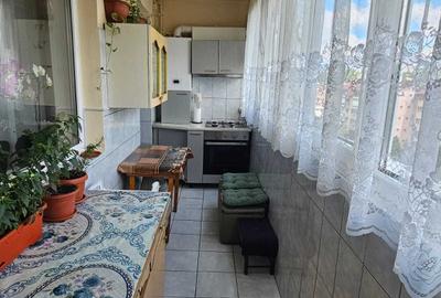 Apartament cu 3 camere decomandat în Micro 4 - 3