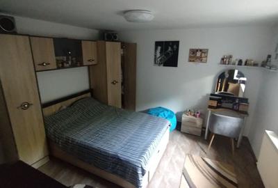 Casă individuală cu 8 camere cu Canalizare în Km 5 - 5