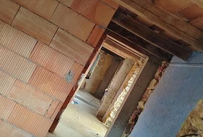 Casă cu 2 camere cu Teren 1077 Mp în Podeni - 4