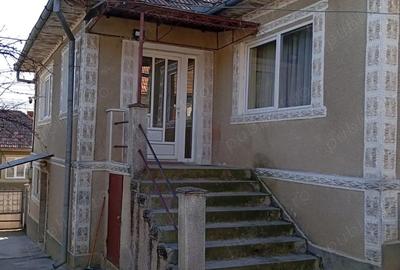 Casă cu 3 camere cu Teren 3100 Mp în Central - 1