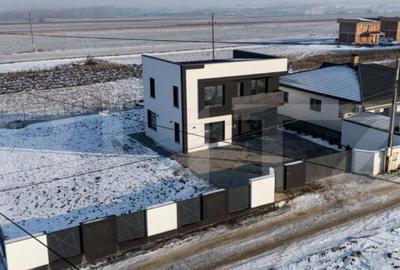 Casă cu 4 camere cu Teren 780 Mp în Central - 2