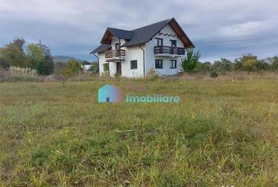 Casă cu 4 camere cu Teren 8450 Mp în Central - 1