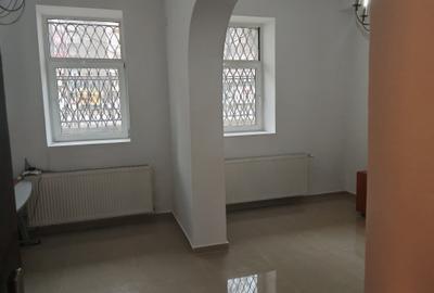 Casă cu 9 camere cu Canalizare în P-ța Romană - 21