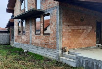 Casa la rosu de vanzare 242mp construiti, 500 mp teren - Paulesti - 2