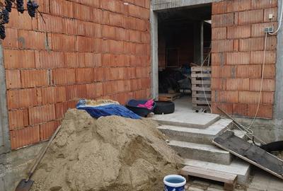 Vand 2 case una locuibila de 74 mp plus casa in constructie cu parterul si placa turnata - 2