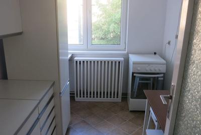 Apartament cu 3 camere semidecomandat, mobilat în Central