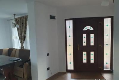 Casă cu 5 camere cu Teren 2200 Mp în Central