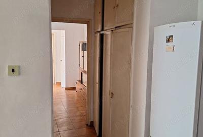 Inchiriere ap 3 cam decomandate,semimobilat, centrala proprie Rovine, piata Dezrobirii - 9