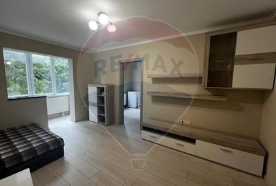 Inchiriez Apartament 3 camere cu centrala Lux