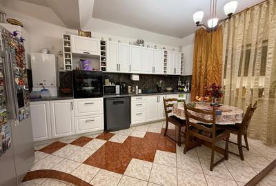 Casă individuală cu 8 camere cu Canalizare în Apărătorii Patriei - 1