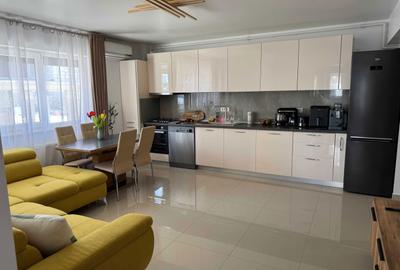 Apartament cu 3 camere decomandat în Palazu Mare