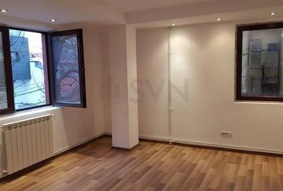 Casă individuală cu 5 camere cu Canalizare în Banu Manta