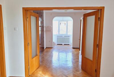 Apartament cu 3 camere semidecomandat, mobilat în 13 Septembrie