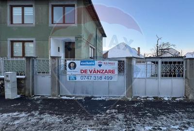 Casă / Vilă cu 3 camere de vânzare în zona Central - 1
