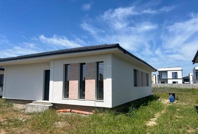 Casa parter Tunari 5 camere curte 500m2, UTILITATI, zona buna - 1