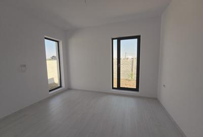 Casa individuala - 4 camere - panouri solare - gaz- curent - 5 min de STV - pod - 8