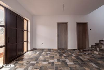 Casă cu 8 camere cu Teren 663 Mp în Ștefănești