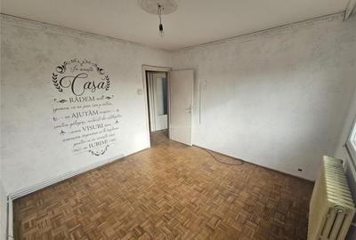 Apartament cu 3 camere semidecomandat în Micro I - 12