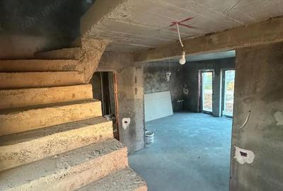 Casă cu 3 camere cu Teren 220 Mp în Central