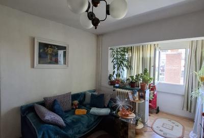 Apartament cu 3 camere semidecomandat în Torontalului