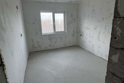 Apartament cu 3 camere decomandat în Lacu - 1