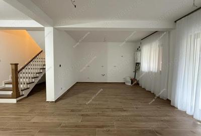 Casă cu 5 camere cu Teren 295 Mp în Giroc