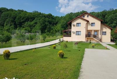 Casă cu 6 camere cu Teren 3173 Mp în Central - 16