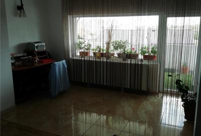 Casă cu 10 camere cu Teren 270 Mp în Ovidiu - 1