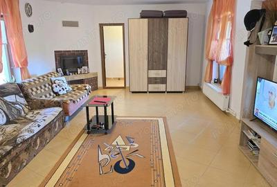 Casă cu 5 camere cu Teren 1054 Mp în Zăvoi