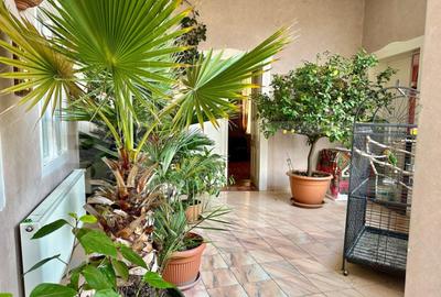 Spațiu comercial, de 210 mp, în Central - 8