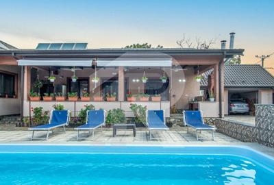 Casa cu piscina, panouri foto voltaice in Comana