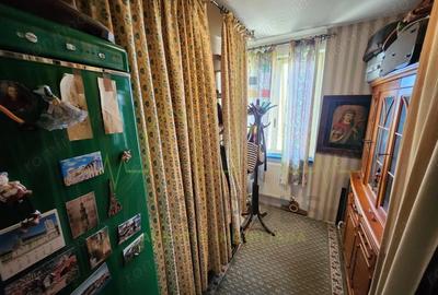 Ultracentral. Vedere la catedrala. Etaj intermediar. Modificat in 3 camere. - 2