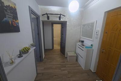 Apartament cu 2 camere decomandat în CET - 3