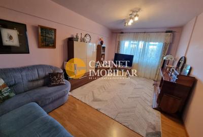 Apartament cu 4 camere decomandat, mobilat în Nicolina