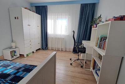 Apartament cu 3 camere decomandat în Aradului
