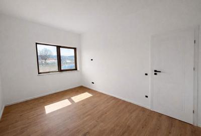 Casă cu 4 camere cu Teren 750 Mp în Jucu - 2