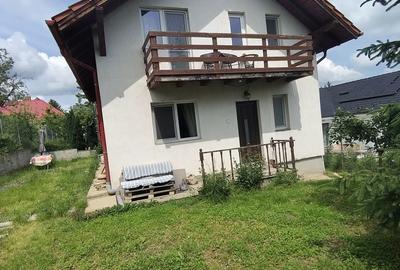 Casă cu 5 camere cu Teren 425 Mp în Sadu