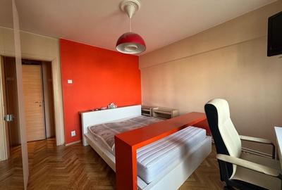 Apartament cu 4 camere decomandat, mobilat în P-ța Romană